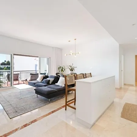 Luxury 3 Bed With Pools And Gym Apartment