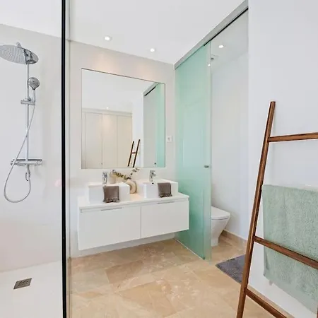 Luxury 3 Bed With Pools And Gym Apartment *