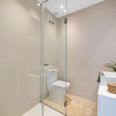 Luxury 3 Bed With Pools And Gym Apartment *